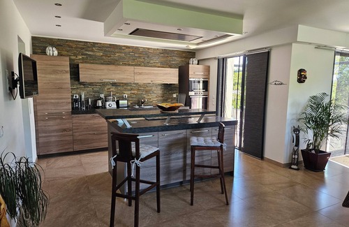 La Tour-d'Aigues House | Villa with infinity pool, overlooking the vineyards, in the Luberon Massif