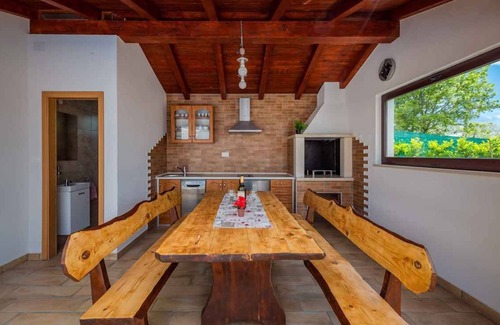 Lindar Villa | Villa with swimming pool and garden kitchen