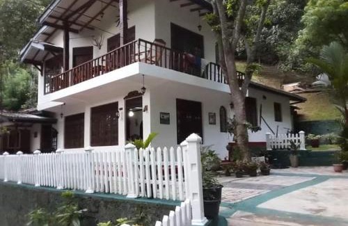 Gomagoda House | Villa25 Homestay free pick up from the centre