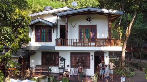 Gomagoda House | Villa25 Homestay free pick up from the centre