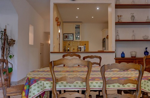 Sainte-Cecile-les-Vignes Ski Chalet | Village house with garden and swimming pool in Provence