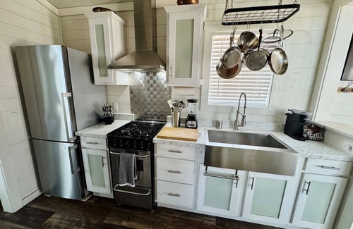 Austin Apartment | Village Farm Bungalow with Pool and Hot Tub