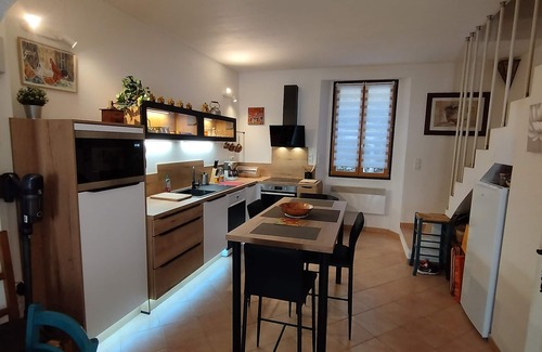 Saint-Jean-de-Bueges House | Village house with balcony and internet box