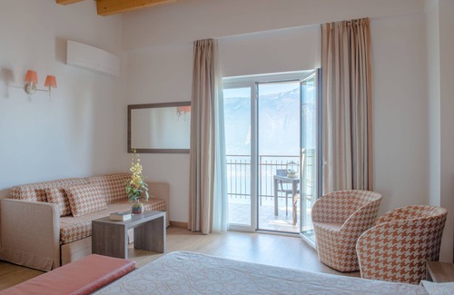 Arias Hotel | Village Hotel Lucia