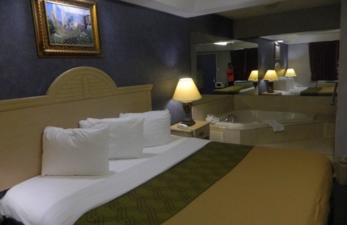 Smithville House | Village Inn and Suites