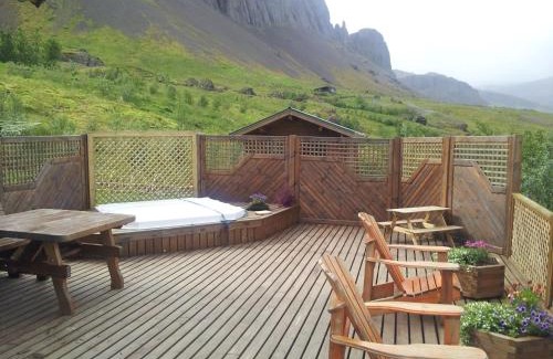 Borgarnes House | Vindheimar Cottage - Great View - Hot Tub