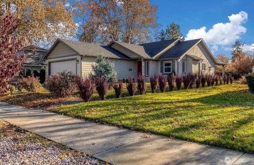 Milton-Freewater House | Vineyard Gypsy - kitchen, gas fireplace, hot tub, queen beds