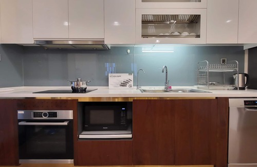 Ngoc Khanh Apartment | Vinhomes Metropolis Luxury Apartment 3 Bedrooms 1 workplace.