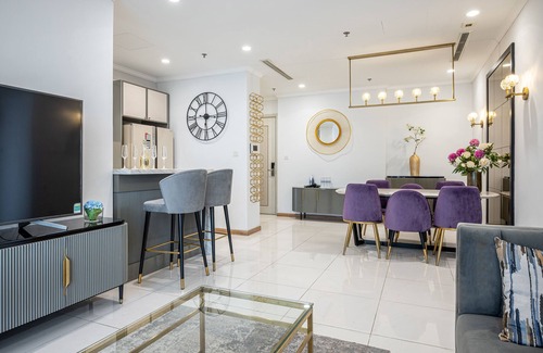 Hang Xanh Apartment | Vinhomes Central Park 3BR Suites View Landmark 81