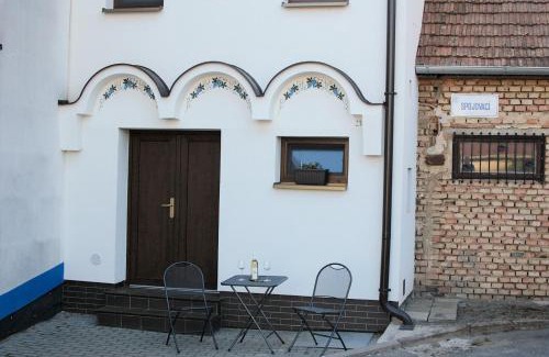 Mutenice House | Vinný sklípek Na Spojovací