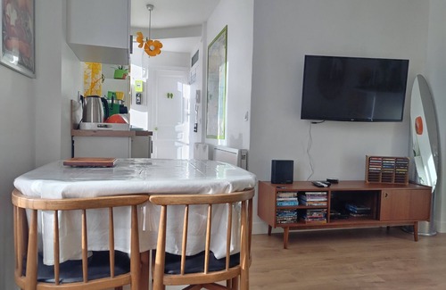 Esbly Apartment | Vintage, 10 min from Disneyland -30 min from Paris- 50m from train station - 30min from CDG airport