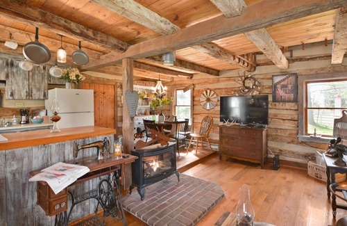Middletown Cabin | Vintage cabin in the ❤️ of Middletown , MD. Pet friendly and prime location.