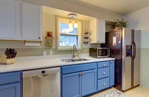 Walterville House | Vintage Cottage by Leaburg Canal with Large Yard!