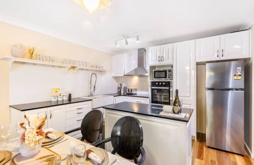 Woolloongabba Apartment | Vintage Glamour Nest 2BR Apt near CBD w/carpark