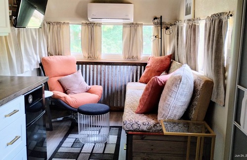 Steele Apartment | Vintage Restored Glamper - Unique Tiny Home w/Plunge Pool & Patio