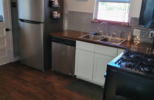 North Loop House | Vintage Vibes 2-bedrood bungalow in Northloop Austin