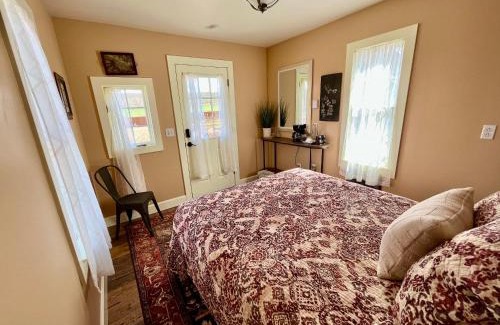 Lazear House | Violet Cottage at Zenzen Gardens
