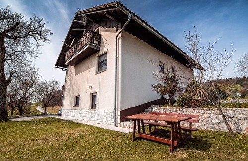 Ivancna Gorica Apartment | Visnja Gora Meadow Hideaway with Terrace - Classic One Bedroom Apartment with Terrace