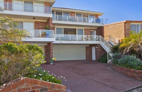 Forresters Beach House | VISTA DI MARE | Short walk to beach | Accom Holidays