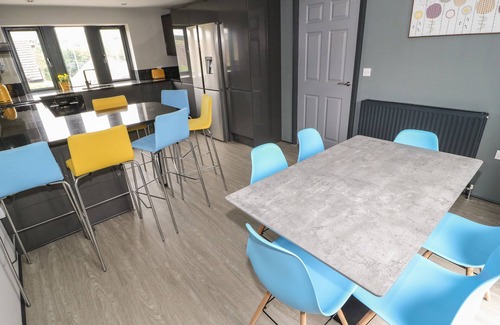 Meltham House | VISTA TASSO, pet friendly, with hot tub in Meltham