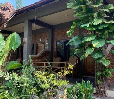 Hu'u House | Vivian's Lakey peak homestay