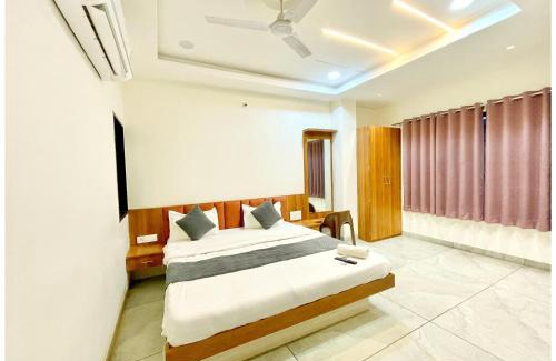 Varanasi Hotel | VNS - HOTEL LUXURY NEW S - R - KRISHNA VARANASI - Warm Hospitality & Comfortable Room In Varanasi - Near Kashi Vishwanath Temple - BEST HOTEL IN VARANASI
