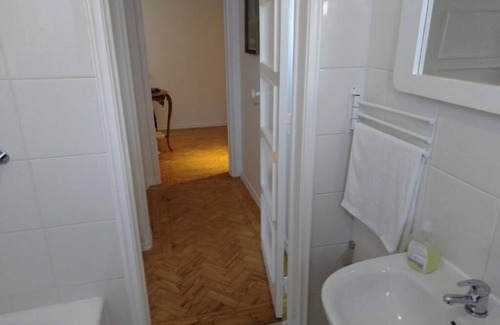 Alto do Pina House | Voyage 63-3D, 3 bedrooms a small living room a kitchen 1 bathroom