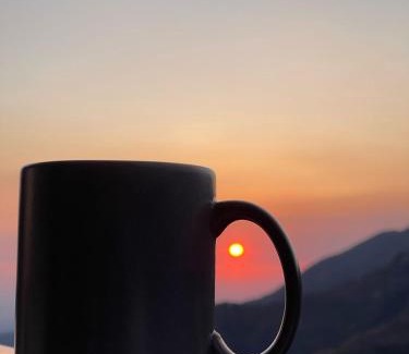 Mussoorie Bed & Breakfast | Voyager's Cottage - 05 Mins from Mall Road # Own Parking # Mountain View Rooms