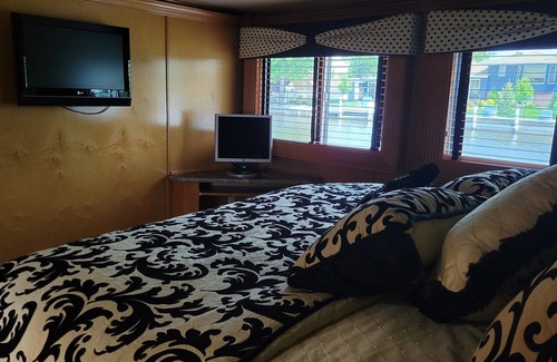 Lighthouse Cove Boat Rental | Vrbo Property