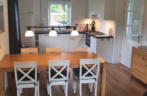 Heeten House | Vrijstaande Rietgedekte 4-persoons Vakantie Villa met Grote Prive Tuin
