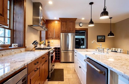 Cavendish House | VT Retreat - TV + Hot Tub + Pool Table
