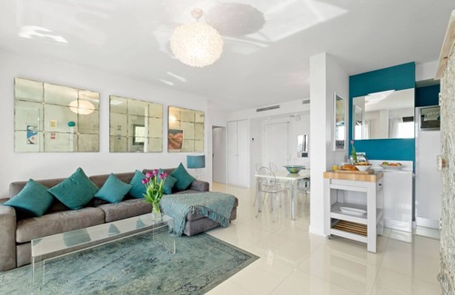 Villefranche-sur-Mer Condo | Vue du Cap: magnificent 2-bedroom apartment with sea and pool views