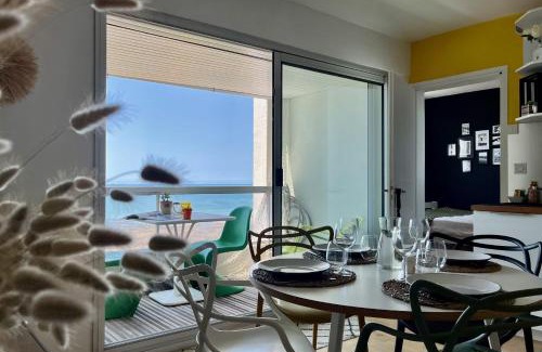 Les Sables d'Olonne Apartment | Vue imprenable sur l'océan & piscine naturelle