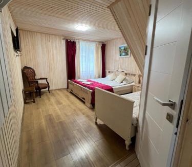 Polyanytsya Cabin | VULYK z MEDOM
