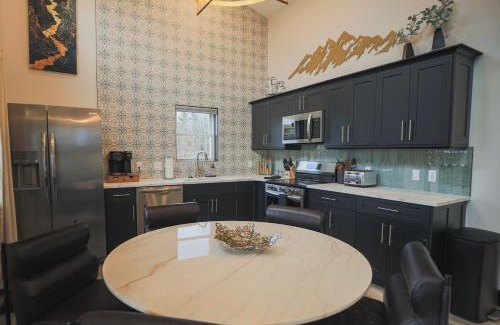 Timberline House | VVCR - Cabin 15 (1-Bed, Modern, Luxury w. Hot Tub)