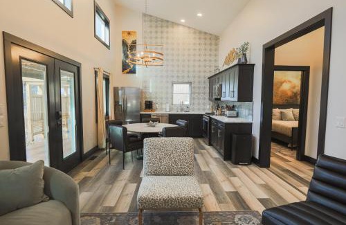 Timberline House | VVCR - Cabin 15 (1-Bed, Modern, Luxury w. Hot Tub)