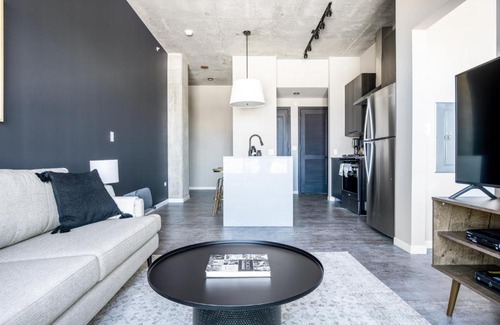 West Loop Apartment | W Loop 1BR w Pool Gym nr Restaurant Row CHI-294