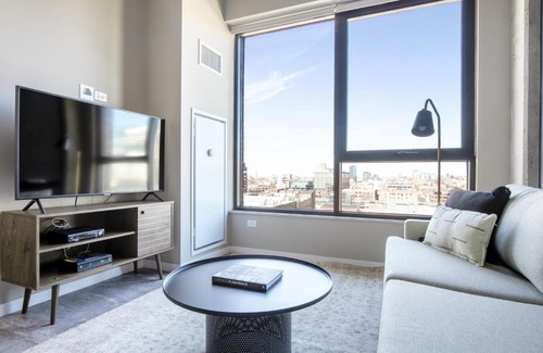 West Loop Apartment | W Loop 1BR w Pool Gym nr Restaurant Row CHI-294