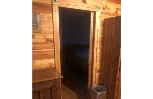 Pipestem Cottage | Wagon Wheel Cottage:Pet Friendly Cabin at Pipestem