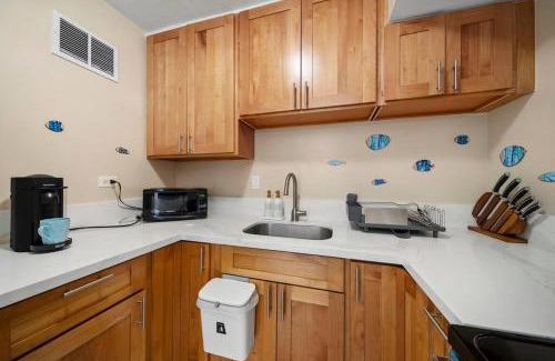 McCully - Moiliili Apartment | Waikiki Ocean Fantasy, Free Parking, Beach Supplies