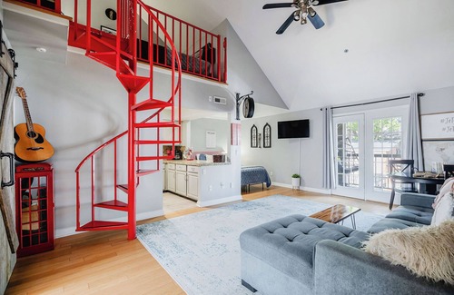 Rutledge Hill Condo | Walk 2 Broadway Balcony & Parking