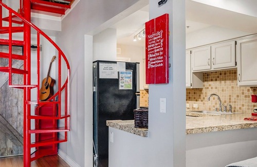 Rutledge Hill Condo | Walk 2 Broadway Balcony & Parking