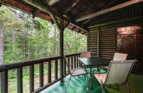 Boothbay Harbor House | Walk to Barretts Park Wooded Cabin with Grill!