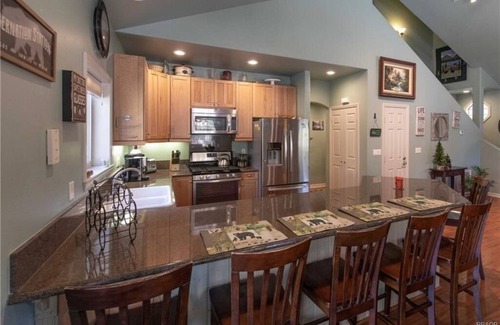 Big Bear City Cabin | WALK TO BB SNOWPLAY & TROLLEY Close to Lake-New Hot Tub Dogs O.K. Fenced Yard