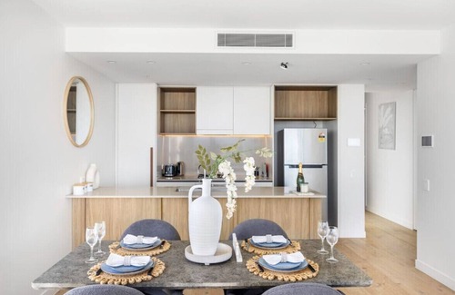 Mermaid Beach Apartment | Walk to beach/2BR Apt/Pool & Gym/Free Carpark