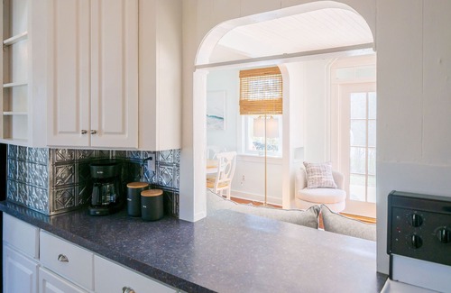 Newport East House | WALK to BEACH/CLIFF WALK! FANTASTIC Location! Newport so close! Pets OK! Deck!
