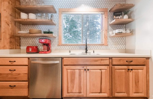 Timberland Cabin | Walk to Beach, Dogs Ok, Hot Tub -Salty Bear Cabin