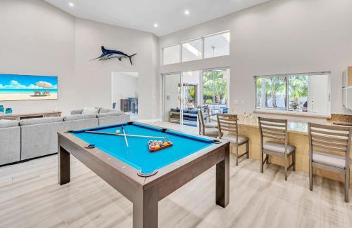 Harbor Beach House | Walk to beach Heated Pool Ample residence Marlin Key
