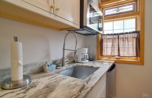 East Chop Apartment | Walk to Beach & Lighthouse: Oak Bluffs Studio!