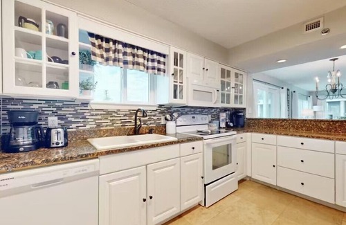 Fort Walton Beach Condo | ⛱️Walk to Beach-Pool+Hot tub-Fitness Area-Sea Oats 212☀️